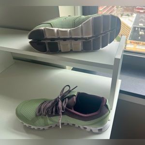 On Cloud Running Shoes - never worn